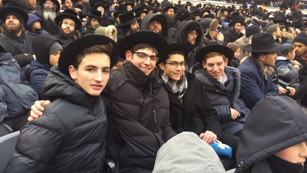 students watch the Siyum HaShas at inside the metlife stadium